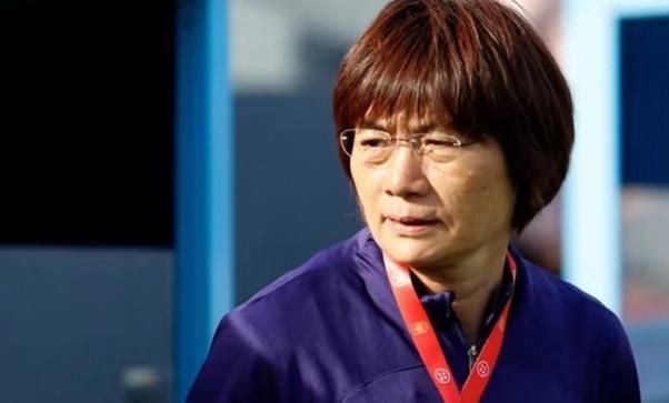 女生和男生打扑克